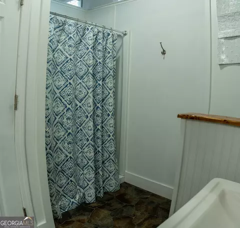 Bath - 18 W Currahee St, Toccoa, GA 30577 photo 3 of 11