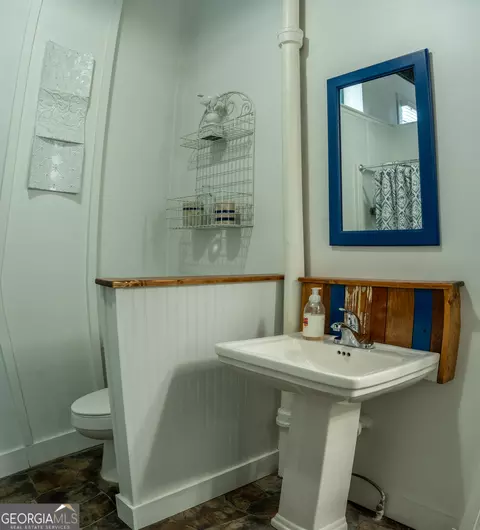 Bath - 18 W Currahee St, Toccoa, GA 30577 photo 6 of 11