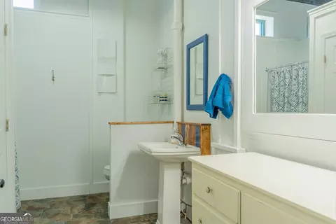 Bath - 18 W Currahee St, Toccoa, GA 30577 photo 2 of 11