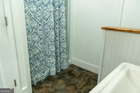 Bath - 18 W Currahee St, Toccoa, GA 30577 photo 1 of 11