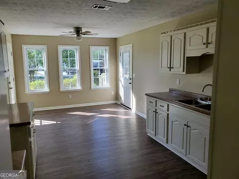 Living - 190 Blackshears Cir, Dublin, GA 31021 photo 4 of 4