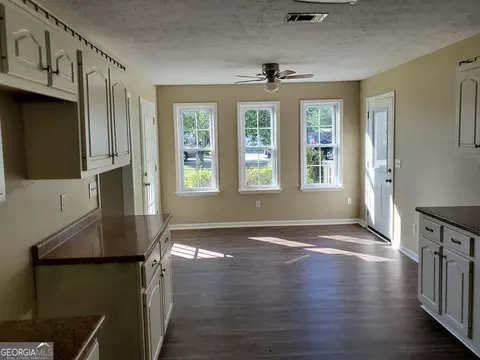 Living - 190 Blackshears Cir, Dublin, GA 31021 photo 3 of 4