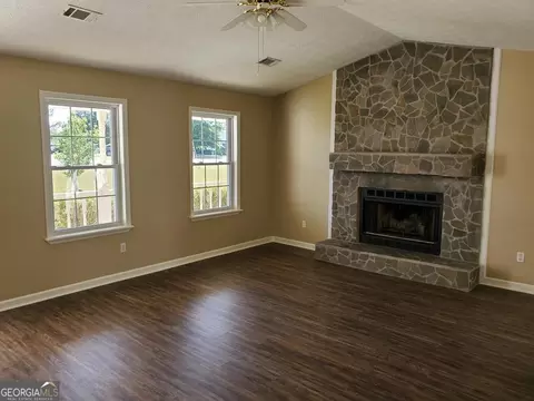 Living - 190 Blackshears Cir, Dublin, GA 31021 photo 1 of 4