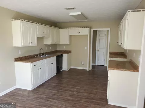 Kitchen - 190 Blackshears Cir, Dublin, GA 31021 photo 1 of 1