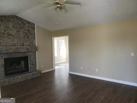 Living - 190 Blackshears Cir, Dublin, GA 31021 photo 2 of 4