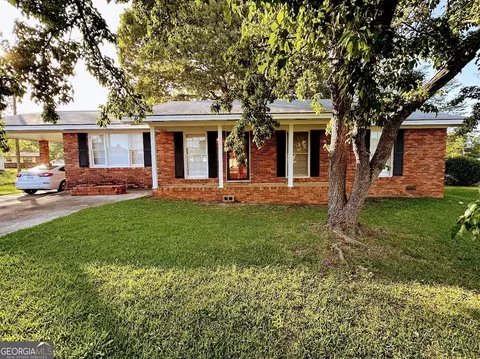 401 Davis Dr, Centerville, GA 31028