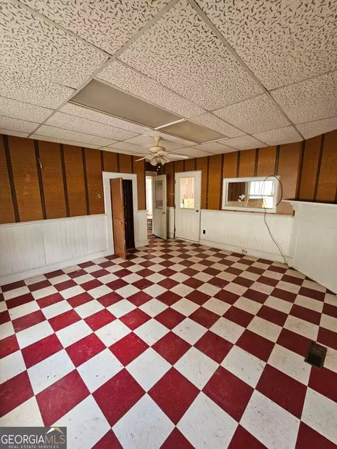 Living - 160 E Currahee St, Toccoa, GA 30577 photo 2 of 3