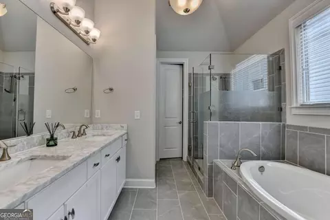 Bath - 6425 Bellmoore Park Ln, Duluth, GA 30097 photo 2 of 7
