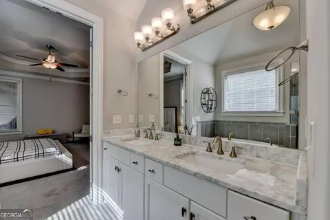 Bath - 6425 Bellmoore Park Ln, Duluth, GA 30097 photo 6 of 7