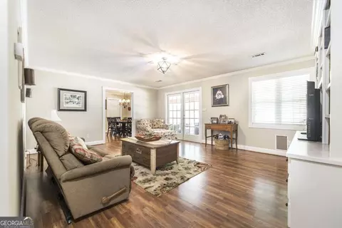 Living - 2045 Northside Rd, Perry, GA 31069 photo 3 of 4