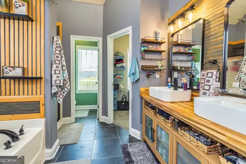 Bath - 208 Jasmine Ln, Lagrange, GA 30241 photo 1 of 3