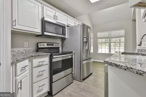 Kitchen - 28 Willow Ridge Dr, Hampton, GA 30228 photo 2 of 2