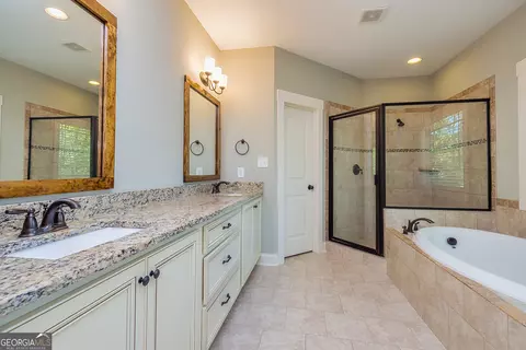 Bath - 410 Wicklow St, Tyrone, GA 30290 photo 2 of 5