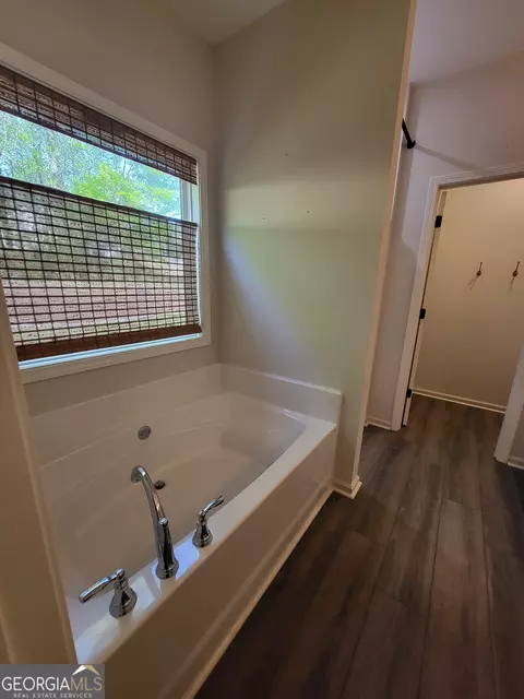 Bath - 177 Maple Dr, Commerce, GA 30529 photo 2 of 3