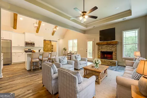 Living - 282 Perkins Rd, Barnesville, GA 30204 photo 3 of 6