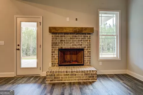 Living - 282 Perkins Rd, Barnesville, GA 30204 photo 6 of 6