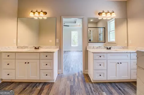 Bath - 282 Perkins Rd, Barnesville, GA 30204 photo 1 of 4