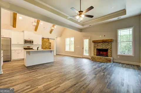 Living - 282 Perkins Rd, Barnesville, GA 30204 photo 4 of 6