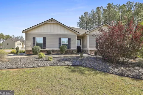 130 S Meadows Ridge Dr, Grantville, GA 30220