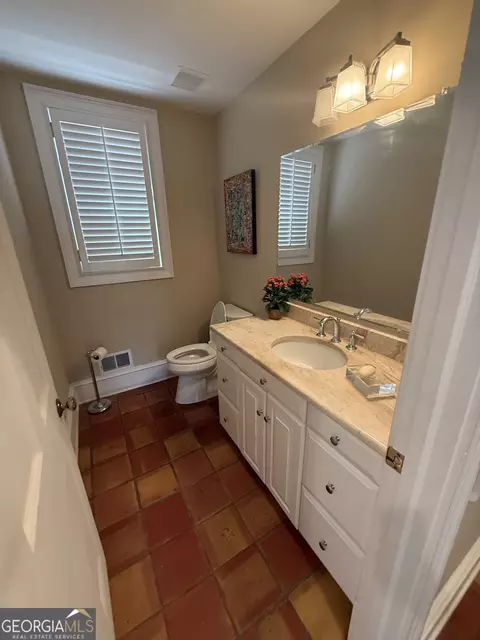 Bath - 1621 Maple Dr, Griffin, GA 30224 photo 3 of 4