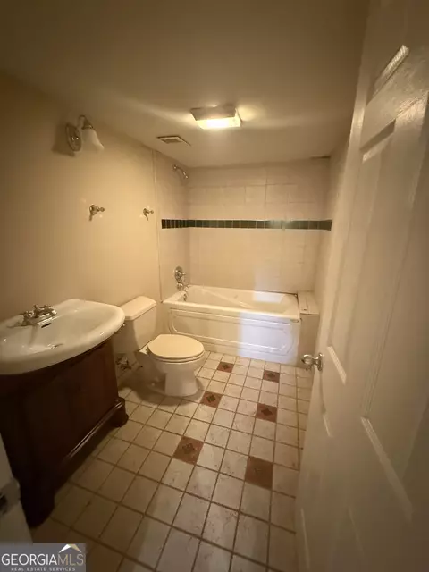 Bath - 1621 Maple Dr, Griffin, GA 30224 photo 4 of 4