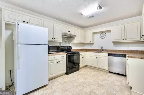 Kitchen - 330 Hammett Rd, Lagrange, GA 30241 photo 1 of 2