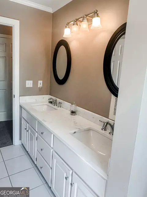 Bath - 1370 Cedar Dr, Madison, GA 30650 photo 4 of 5