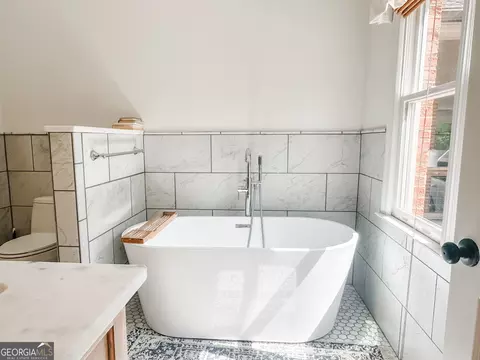 Bath - 1370 Cedar Dr, Madison, GA 30650 photo 3 of 5