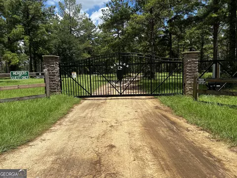 1564 Eagles Pt, Surrency, GA 31563