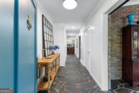 Entry Way - 721 Ridgecrest Rd, Lagrange, GA 30240 photo 3 of 11