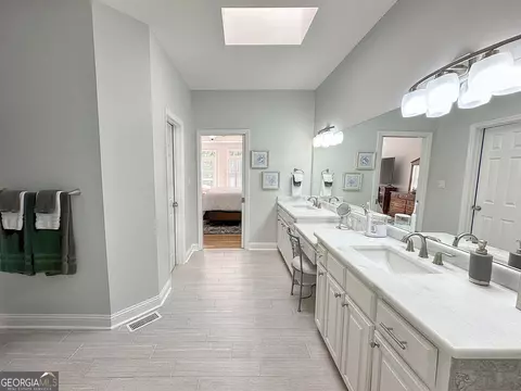 Bath - 305 Canterbury Dr, Lagrange, GA 30241 photo 2 of 7