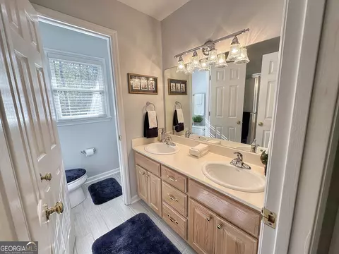 Bath - 305 Canterbury Dr, Lagrange, GA 30241 photo 5 of 7