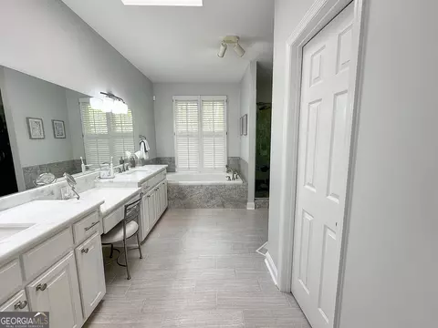 Bath - 305 Canterbury Dr, Lagrange, GA 30241 photo 1 of 7