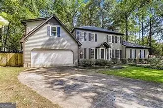 3900 Millwood Ln, Lilburn, GA 30047
