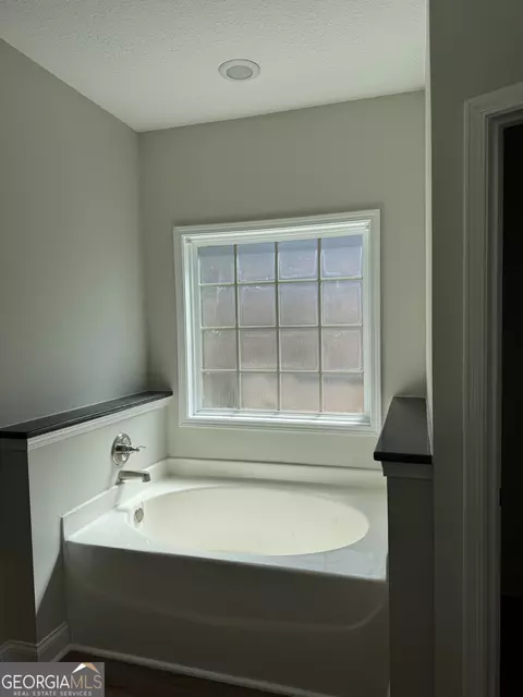 Bath - 101 Amy Ave, Lagrange, GA 30241 photo 3 of 6