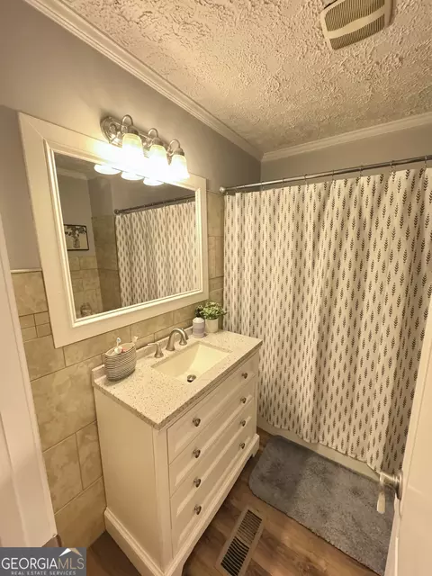 Bath - 208 Park Hill Dr, Lagrange, GA 30241 photo 1 of 5