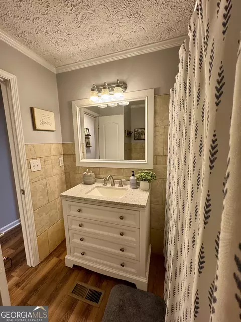 Bath - 208 Park Hill Dr, Lagrange, GA 30241 photo 3 of 5