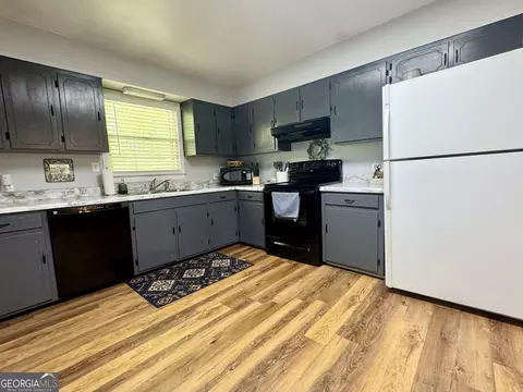 Kitchen - 208 Park Hill Dr, Lagrange, GA 30241 photo 3 of 4