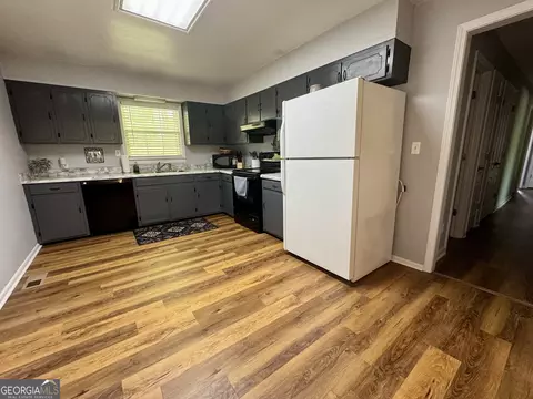 Kitchen - 208 Park Hill Dr, Lagrange, GA 30241 photo 2 of 4