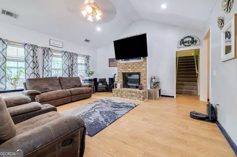 Living - 106 Cedar Dr, Springfield, GA 31329 photo 2 of 3