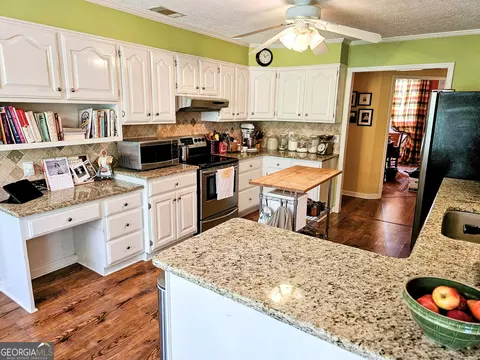 Kitchen - 911 Pointer Rd, Statesboro, GA 30461 photo 2 of 3