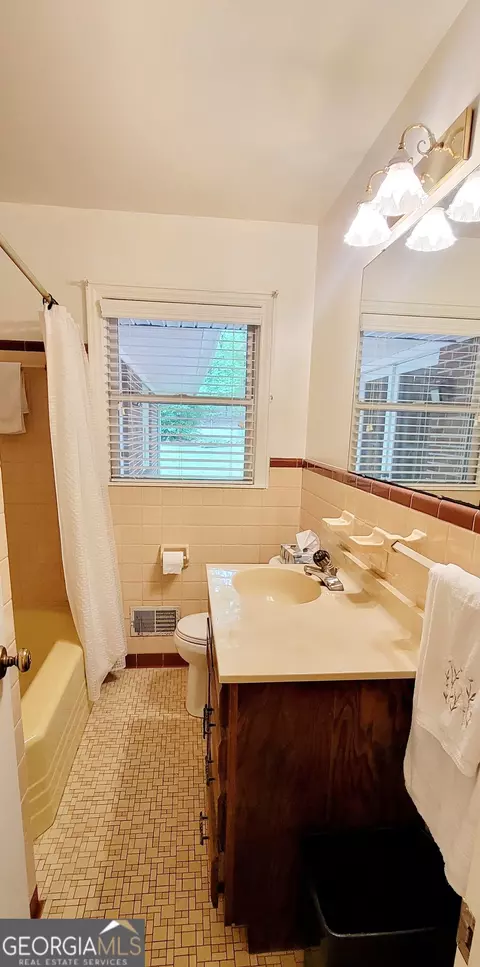 Bath - 125 Hickory Ln, Cornelia, GA 30531 photo 1 of 2