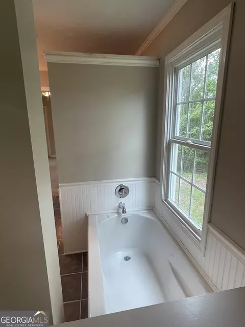 Bath - 40 Garrett Rd, Lagrange, GA 30240 photo 4 of 4