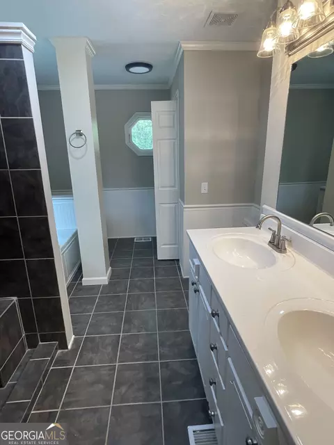 Bath - 40 Garrett Rd, Lagrange, GA 30240 photo 1 of 4