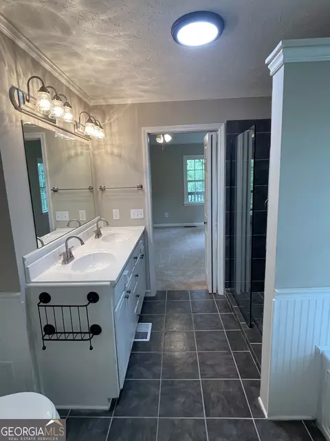Bath - 40 Garrett Rd, Lagrange, GA 30240 photo 3 of 4