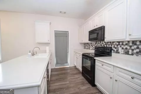 Entry Way - 161 Edgemont Ct, Lagrange, GA 30240 photo 2 of 3