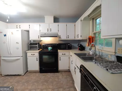 Kitchen - 108 Cedar Creek Ct, Lagrange, GA 30240 photo 1 of 2