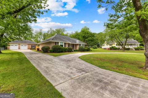 109 Maple Dr, Barnesville, GA 30204 photo 2