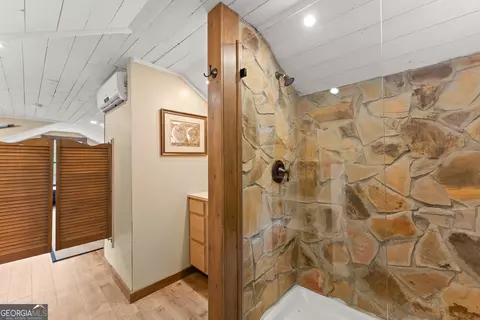 Bath - 2109 Pine Tree Cir, Gainesville, GA 30501 photo 2 of 3
