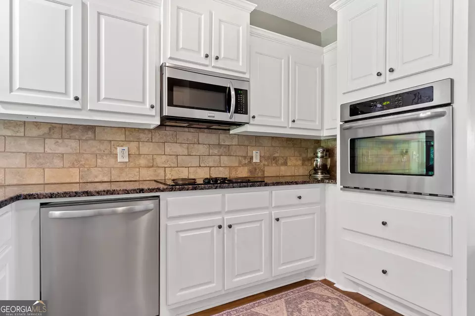 Kitchen - 104 Old Oak Dr, Forsyth, GA 31029 photo 4 of 6